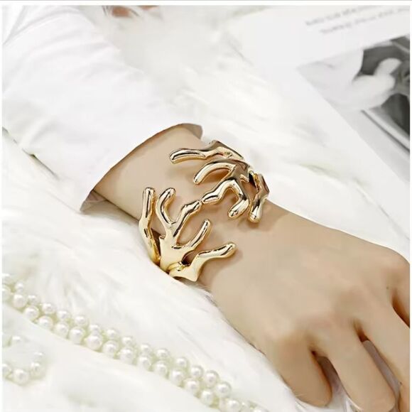 Vintage Jewelry - Brand New Top Fashion Gold Tone Bangle Bracelet